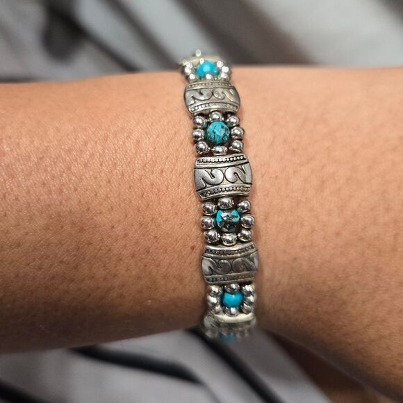 Silver Tone And Turqouise Beading Bracelet - Picture 2 of 10